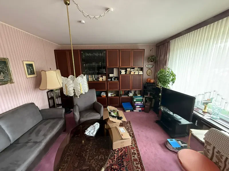 Wohnungsauflösung – Vorher: vollgestelltes Wohnzimmer